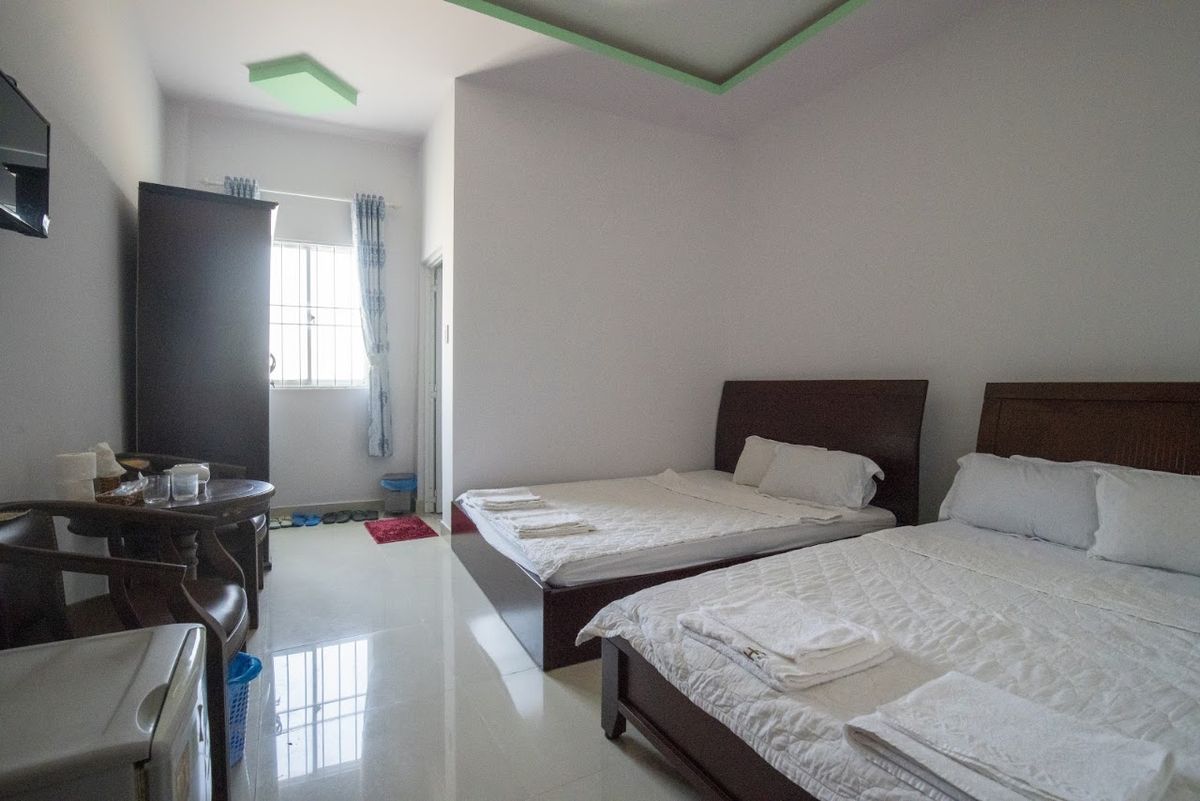 Xuan Anh Guesthouse pool and grounds in Duong Dong