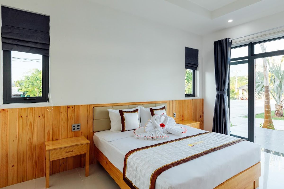Xuân Hiền Resort / Sea Pearl Phu Quoc pool and grounds in Duong Dong