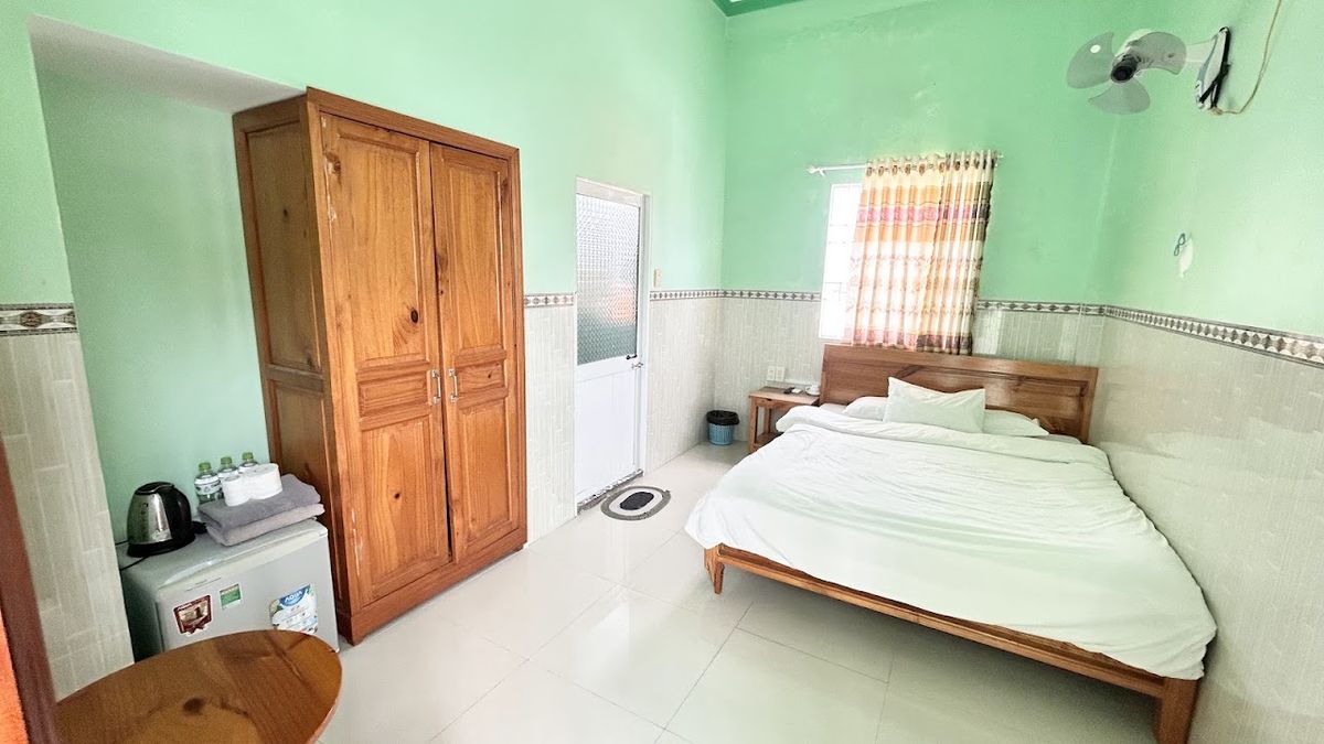 Y THU GUEST HOUSE pool and grounds in An Thoi